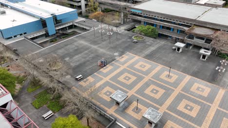 Amplia-Vista-Aérea-Del-Patio-De-La-Universidad-Del-Norte-De-Seattle-Con-Mucho-Espacio-Para-Actividades-Académicas