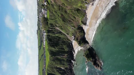 playa de polstreath cerca de mevagissey en cornualles con vistas aéreas verticales escénicas, reino unido