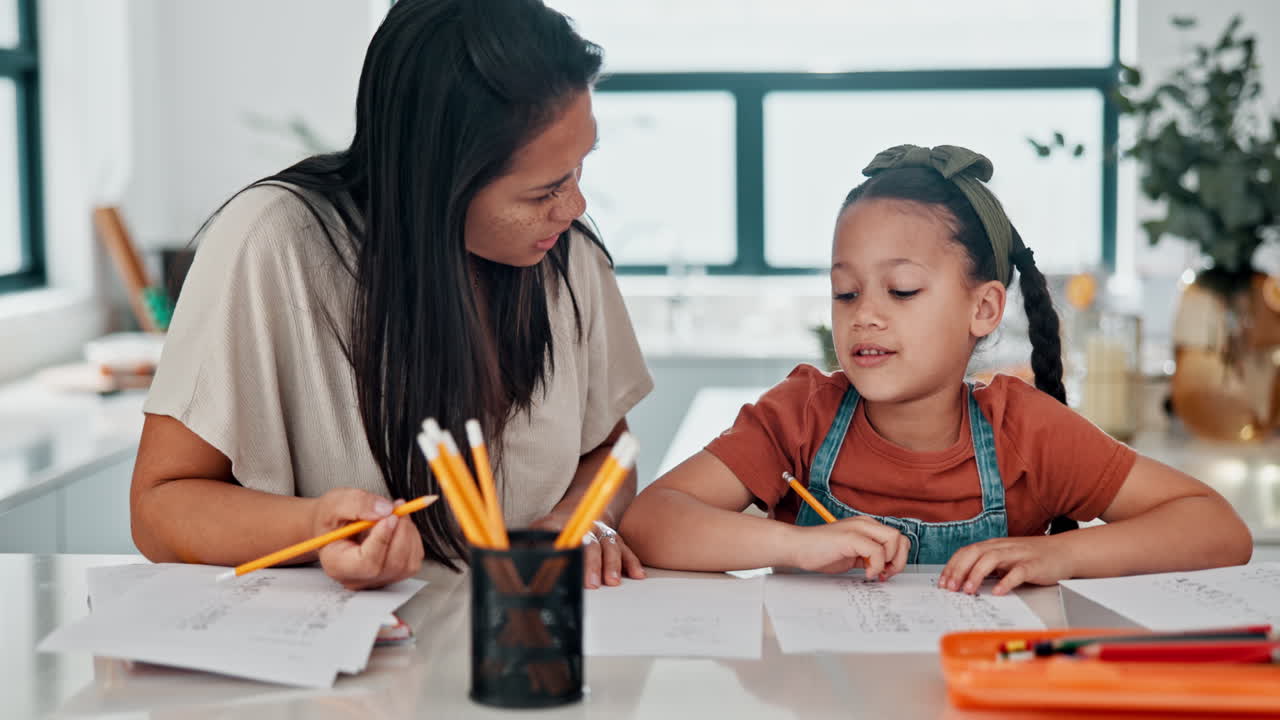 madre ayudando a su hija con los deberes