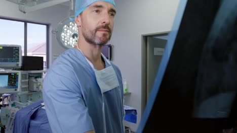 profesional médico que trabaja en un hospital