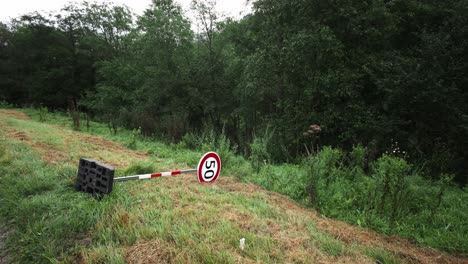 paralaje alrededor de la carretera señal roja y blanca con 50 límite de velocidad en círculo en el lado de la carretera en la colina de hierba