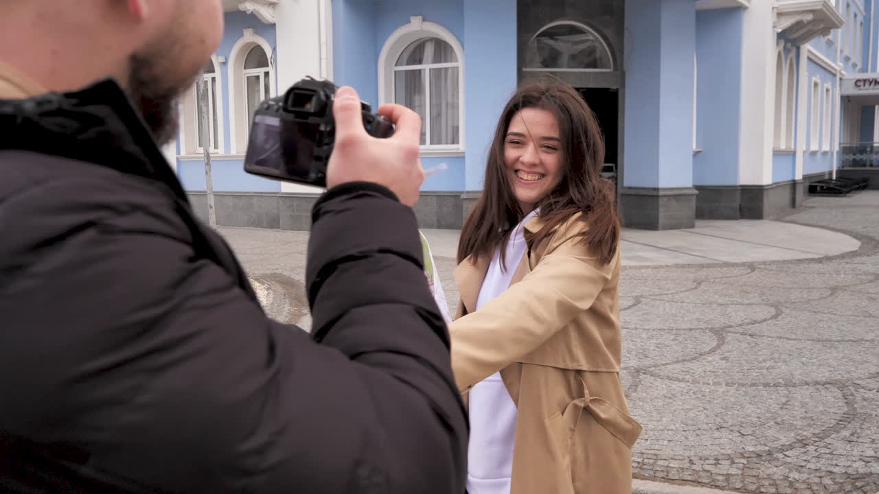 백인 관광가 부부가 도시를  ⁇ 고 있습니다.