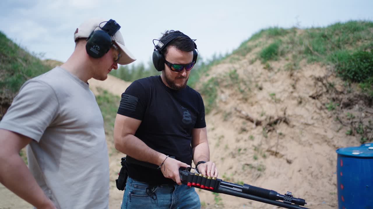 사격 강사는 총을 탄약으로 다시 충전하고 학생에게 무기를 주십시오.