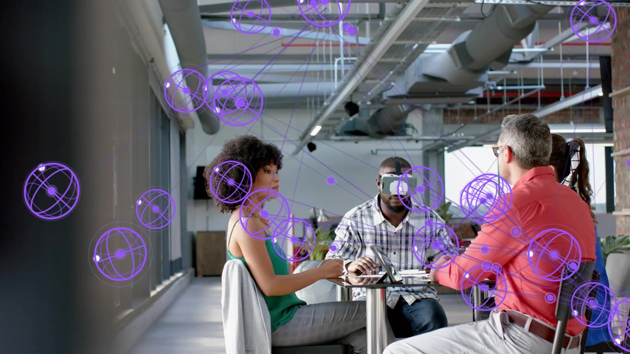 Person i midten ifører sig VR og bruger tastatur, skaber lilla noder omkring teamet til teknologidemo
