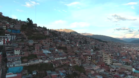 Vista-Aérea-De-Drones-De-4k-Durante-El-Día-Sobre-La-Colina-Y-Las-Casas-Del-Barrio-Alto-Los-Incas-En-Cusco,-Perú-Durante-El-Bloqueo-Del-Coronavirus