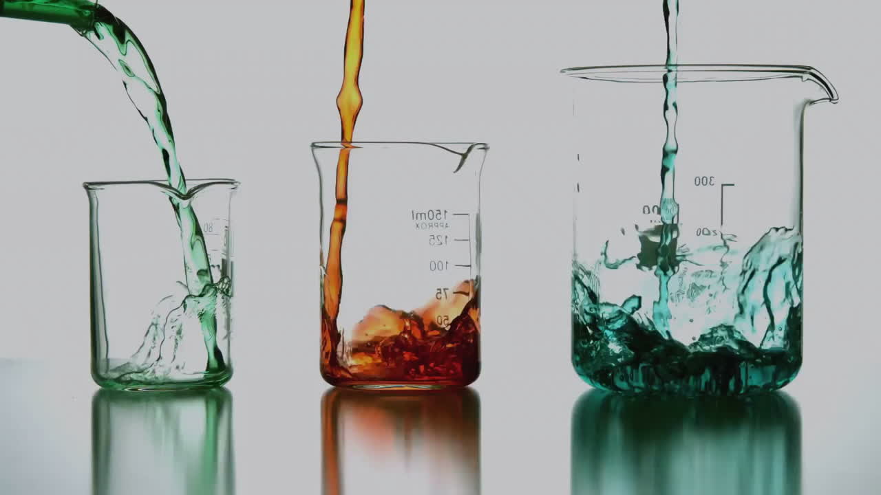 앞면 에 분자 들 이 있는 실험실 컵