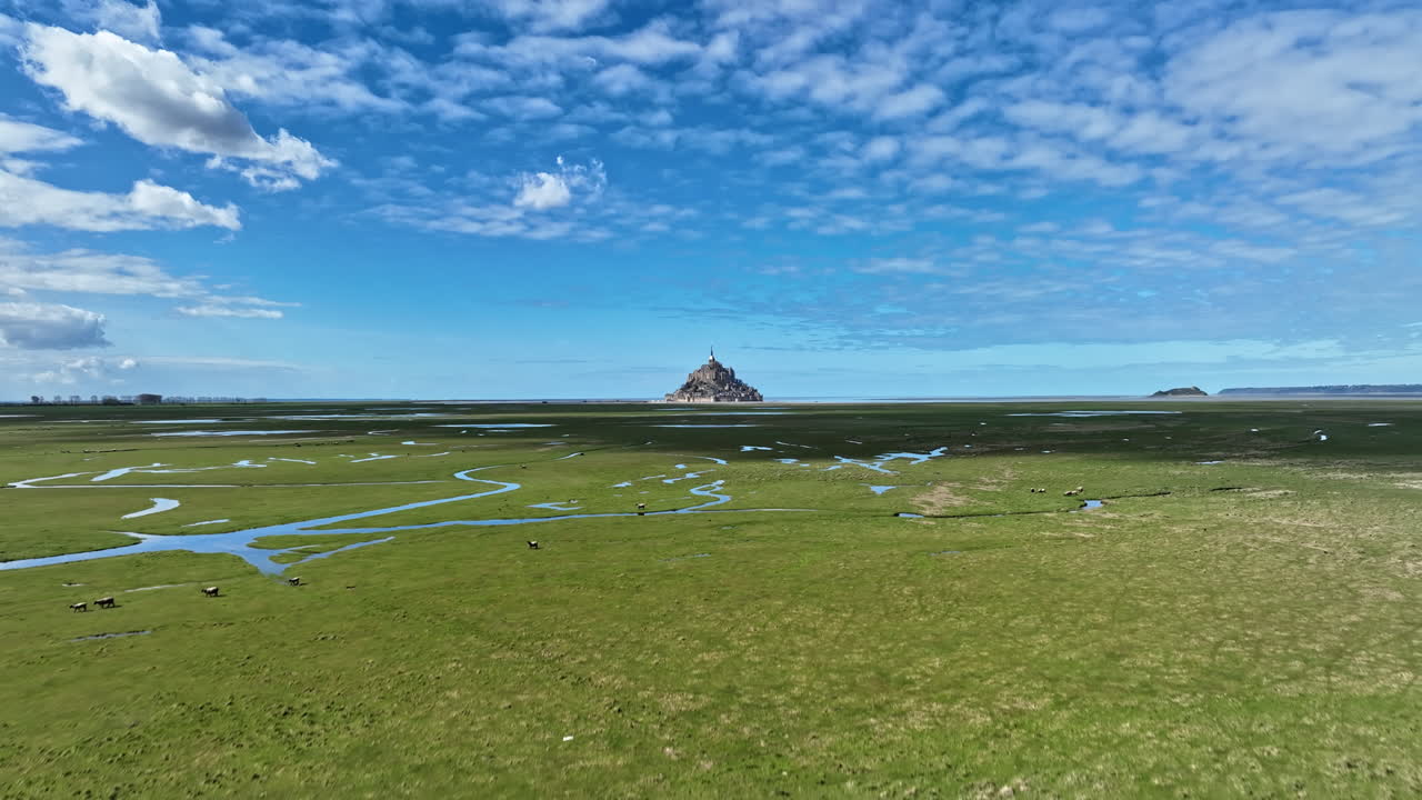 드론 영상은 조류 평야 속에서 몬트 세인트 미의 아름다움을 포착합니다.