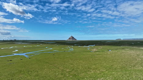 Drohnenaufnahmen-Fangen-Die-Schönheit-Des-Mont-Saint-Michel-Inmitten-Der-Wattflächen-Ein.