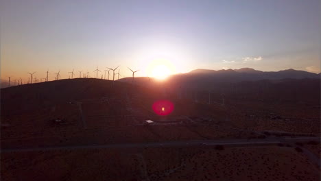 Aufschlussreiche-Luftaufnahme-Von-Windkraftanlagen-Bei-Sonnenuntergang-In-Südkalifornien---Energieerzeugung