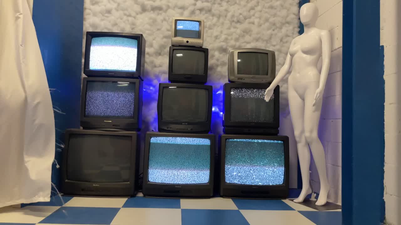 흰색 커튼이 느리게 움직이는 파란색 타일 방에서 깨진 흰색 입자 정적 신호가 없는 텔레비전 tv 스택