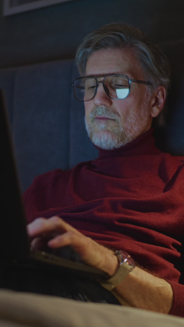 hombre trabajando en una computadora portátil