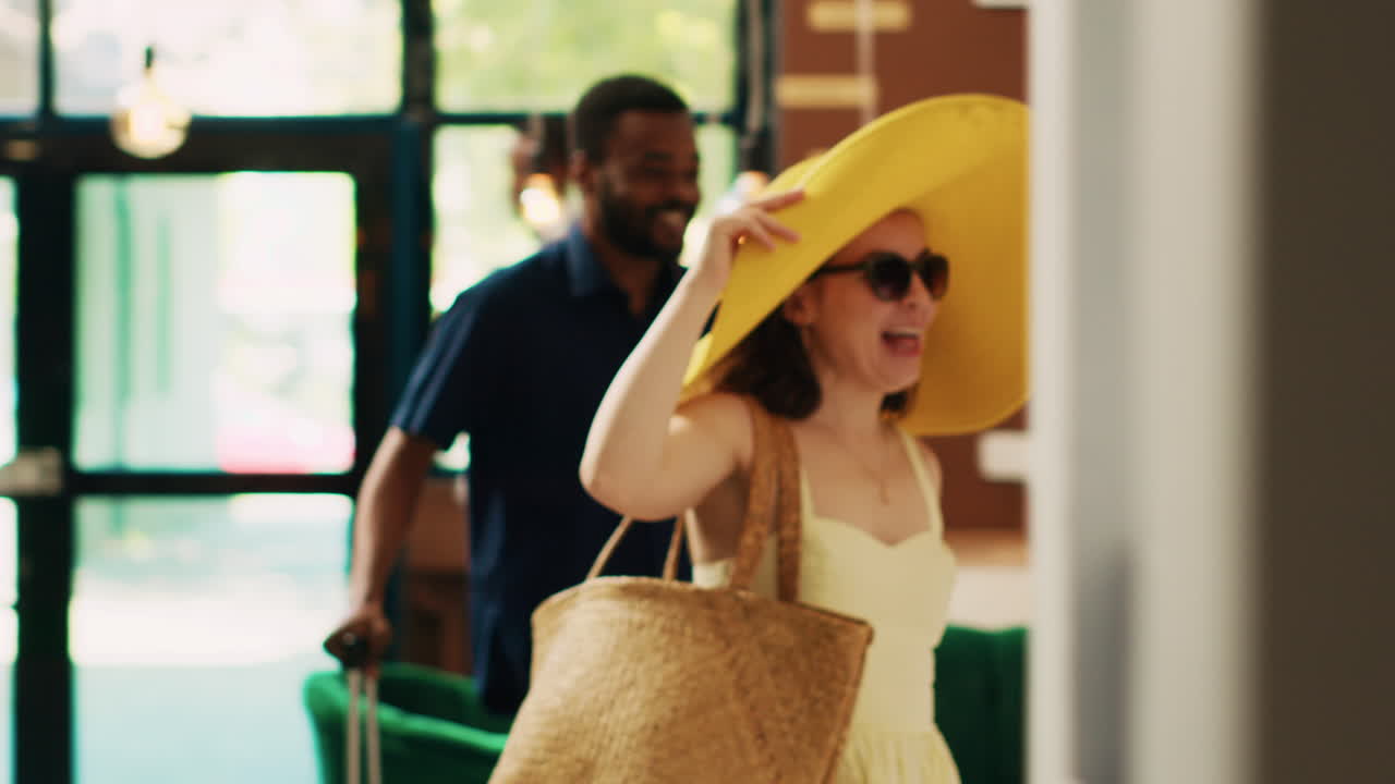 리셉션 에서 체크인 을 기다리고 있는 부부