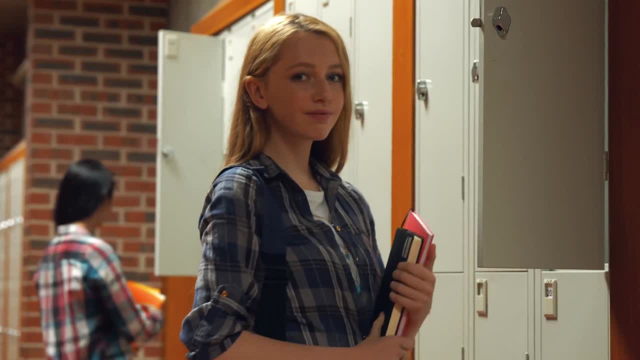 학생 이 락커 에서 학교 책 을 모으고 있다