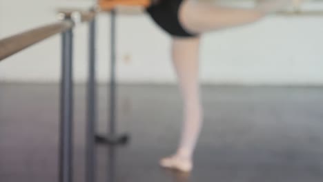 una bailarina practicando un baile de ballet