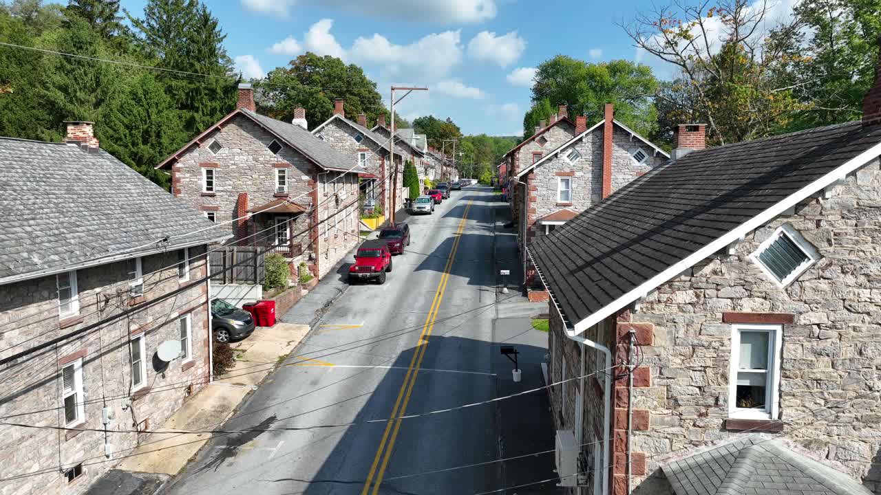 Bandiera americana su una casa coloniale in pietra nel villaggio di Miners in una città degli Stati Uniti