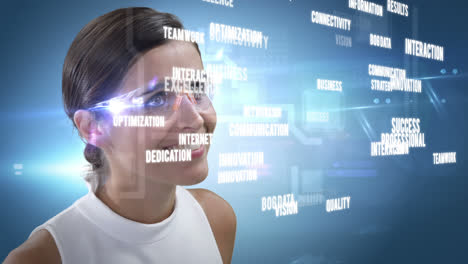 una mujer sonriente está usando gafas futuristas.