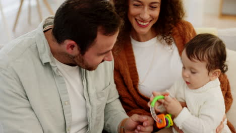 familia, bebé y padres en un sofá unidos