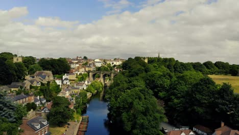 Vuelo-De-Drones-Sobre-El-Río-Y-El-Puente-Knaresboroug