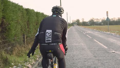 Ciclista-Solitario-En-Cámara-Lenta-Apuntando-Al-Peligro-Mientras-Anda-En-Bicicleta