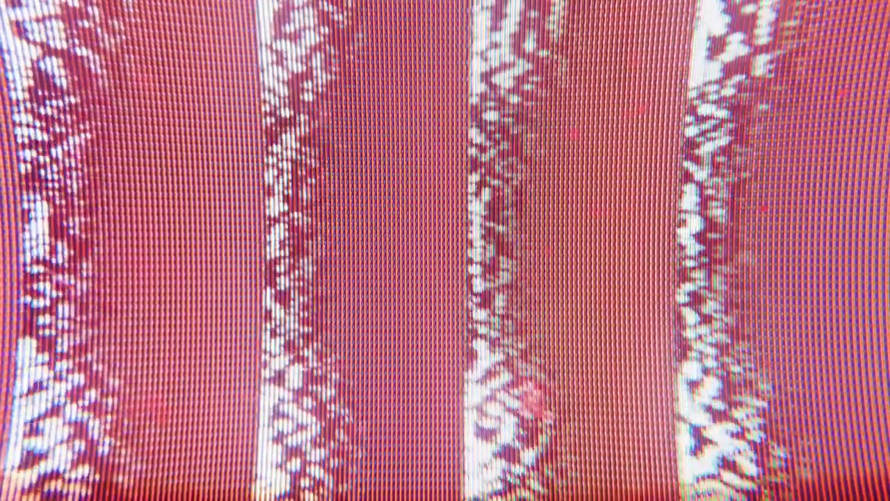 Růžovo-lososové vlnité skenovací linky na obrazovce CRT, zkreslení vlny analogového signálu, makro detailní textura.