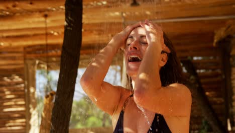 mujer sonriente tomando un baño en la ducha 4k