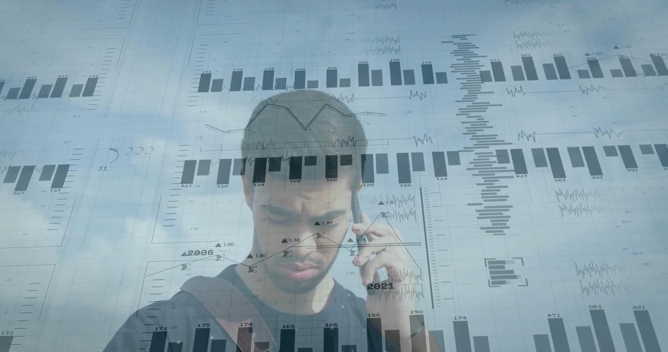 Uomo che risponde a una telefonata sul tetto, parla e analizza metriche aziendali mentre i grafici lo sovrappongono