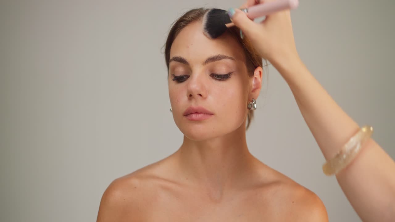 패션 사진 촬영을 위해 포즈를 취하는 여성 모델