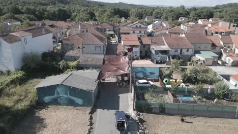 Toma-Aérea-Cruda-De-Un-Evento-Etnográfico-De-Un-Pueblo-En-El-Bosque-De-Lonoa-España