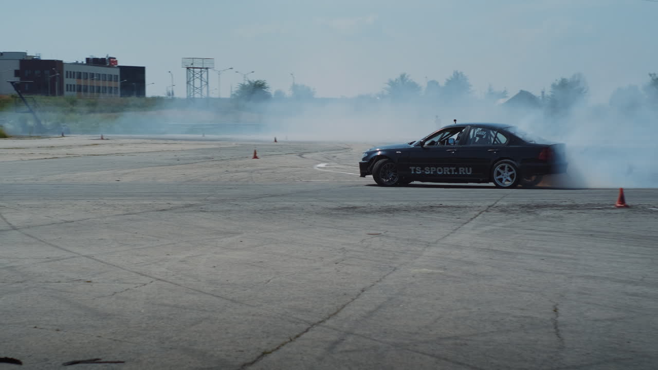 경주 트랙 에서 떠다니는 자동차