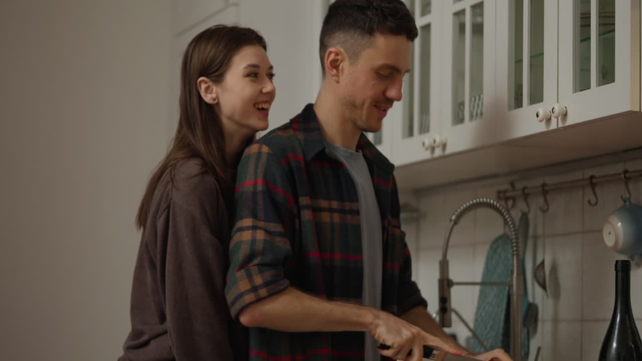 Coppia in cucina