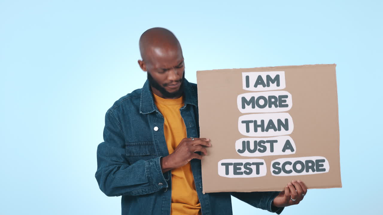 educación, cambio y cartel con cara de negro