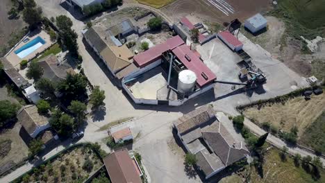 Toma-Aérea-De-Un-Pueblo-Rural-En-El-Sur-De-España-Con-Una-Fábrica-De-Aceite