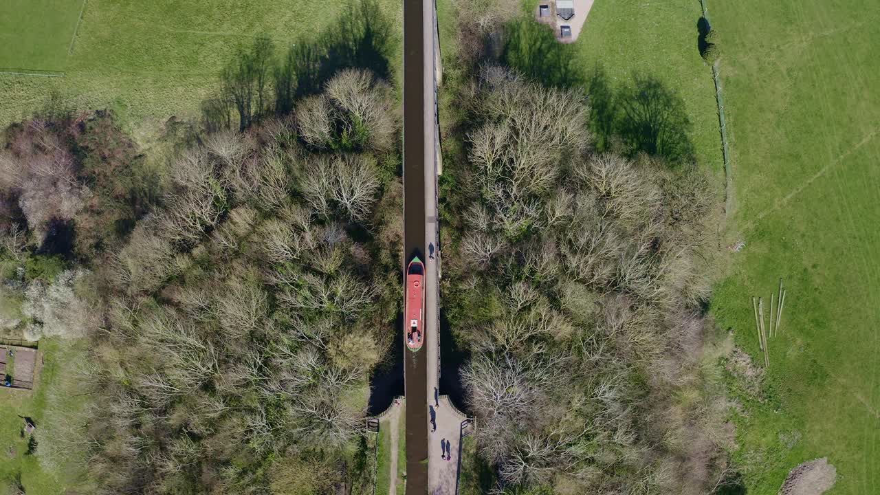 un barco estrecho que cruza el acueducto pontcysyllte famoso diseñado por thomas telford, ubicado en la hermosa campiña galesa, famosa ruta del canal