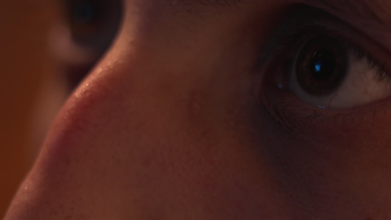 온라인 스트리밍 서비스를 보는 것 - 눈동자에 있는 화면의 반사