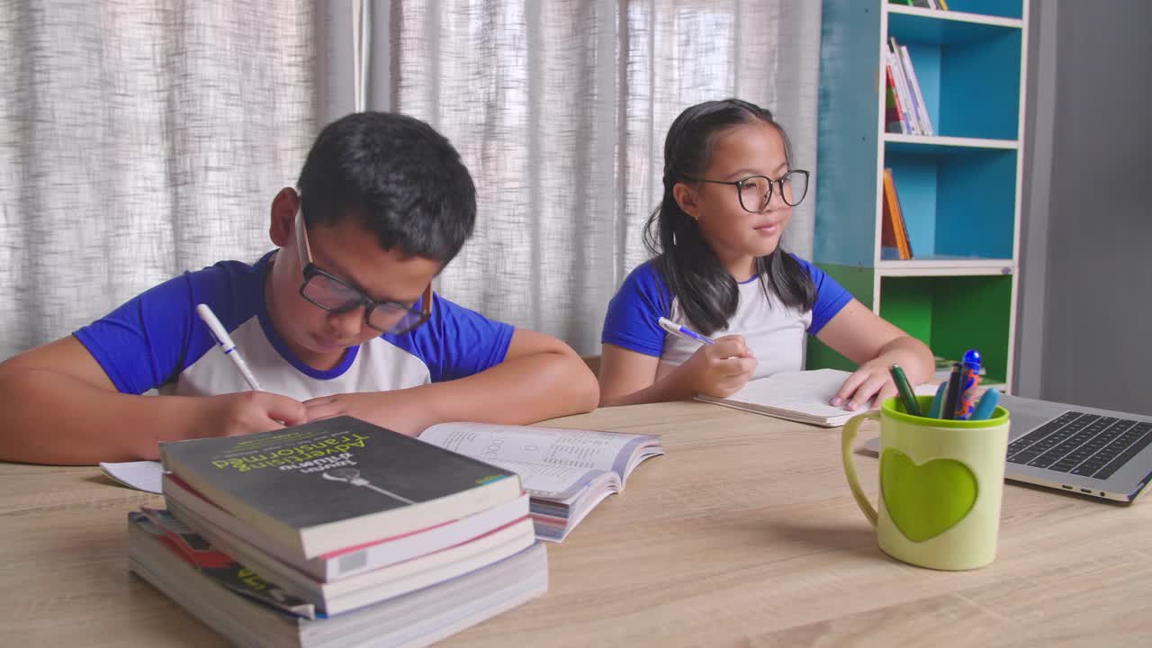 Dua Anak Belajar di Meja