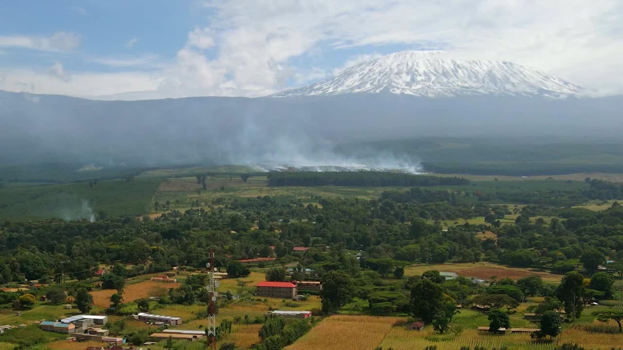 vista aérea de drones de bosques humeantes y campos en llamas, campo de áfrica oriental en llamas