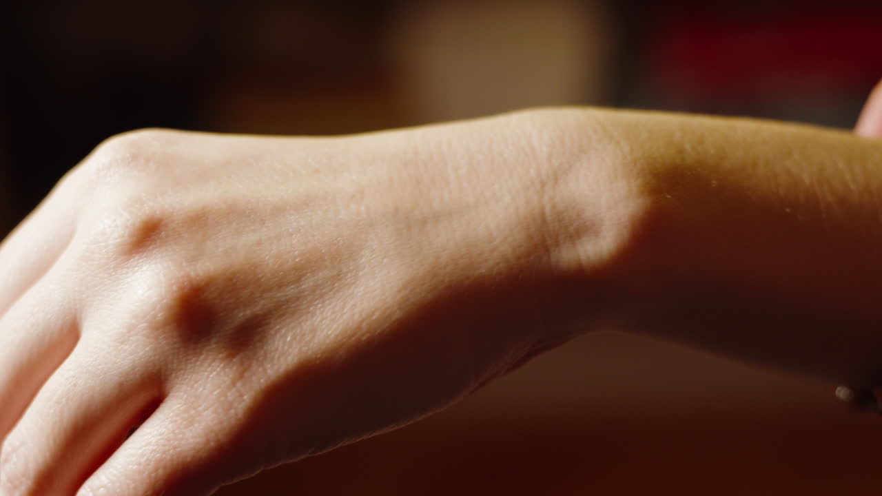 손목에 조심스럽게 놓은 구슬로 된 팔. 근접