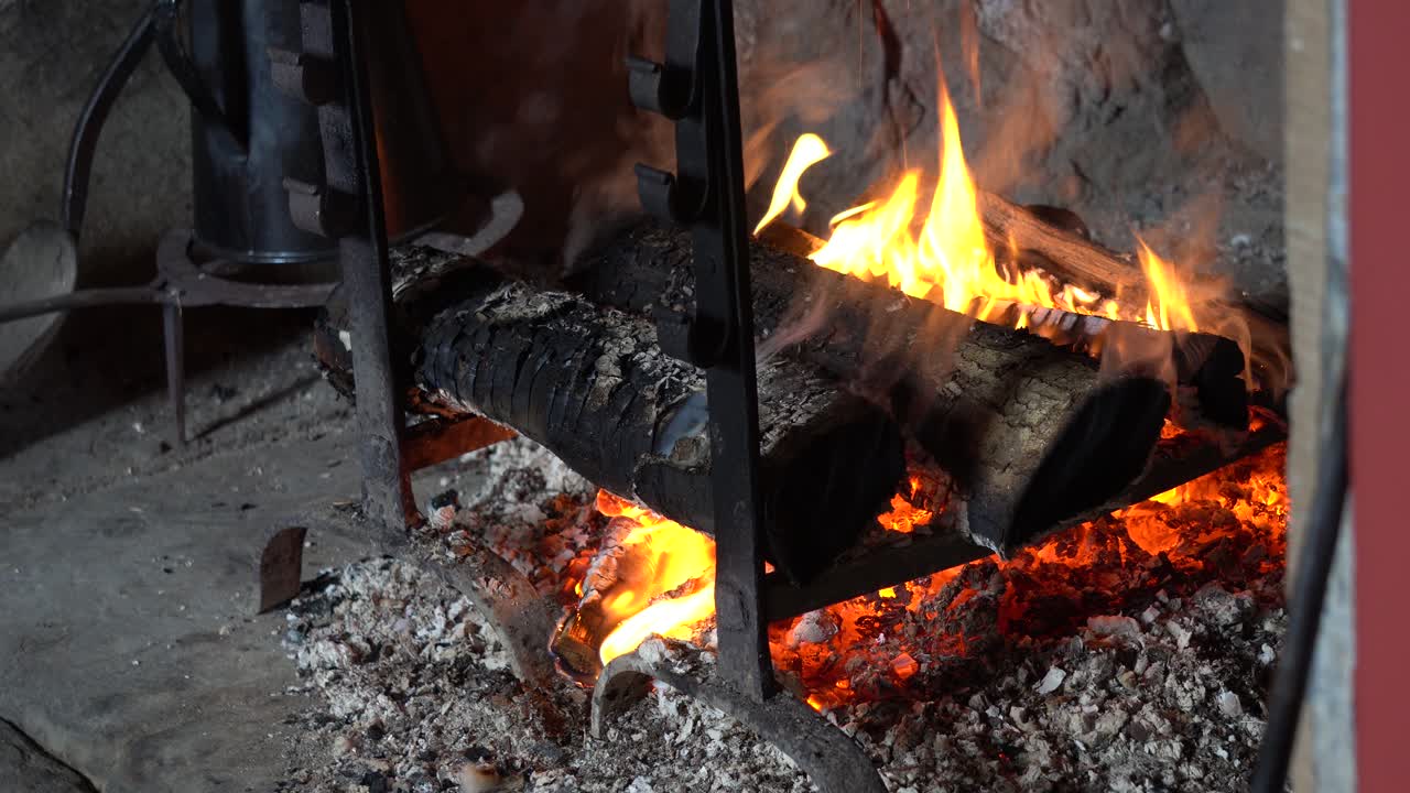 미래를 생각하며 휴식을 취하고 몸을 녹일 수 있는 아름다운 모닥불