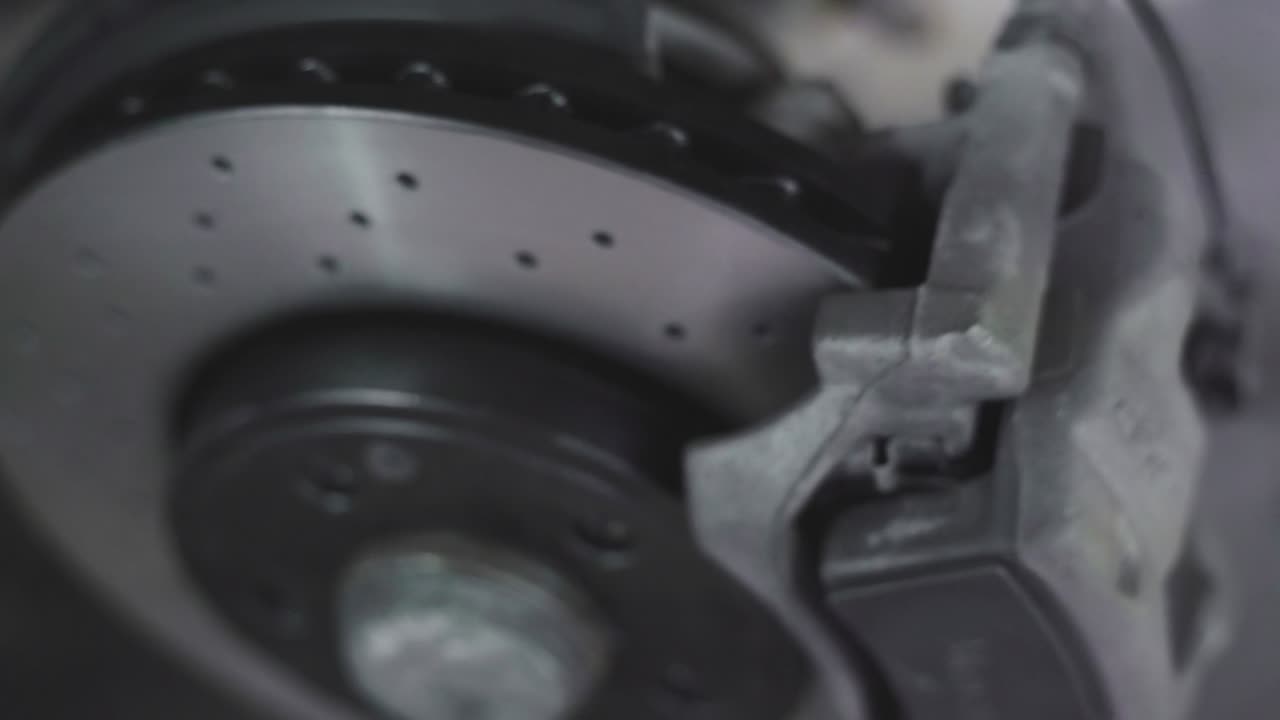 detalle de un freno de disco perforado para automóviles deportivos 2