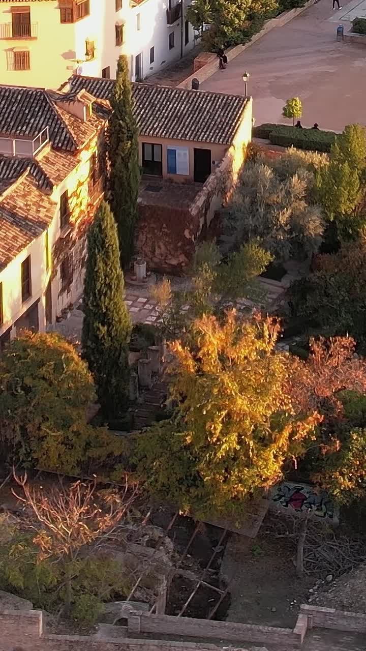 Esplora la storica Granada con viste su antiche mura ed edifici
