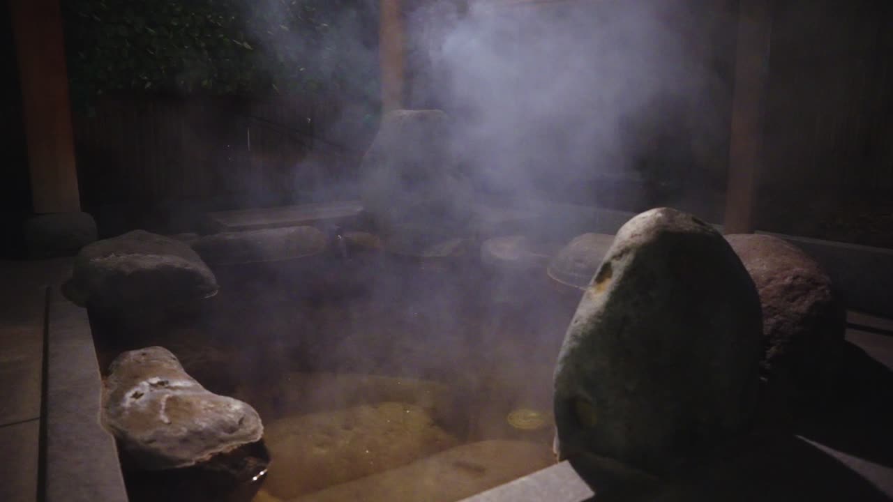 ротенбуро на открытом воздухе онсен ванна, японский геотермальный спа ночью