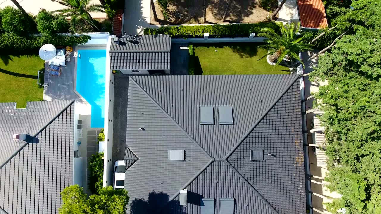volando por encima de lujosos complejos de villas frente a la playa con una ubicación exótica perfecta. vista aérea de 4k.