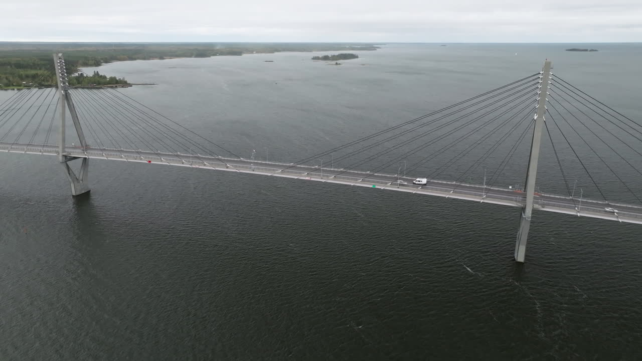 핀란드, 유럽 에서 구름 이 많은 날 에 하 밴 이 운전 하는 케이블 스테이드 브릿지 를 재구성