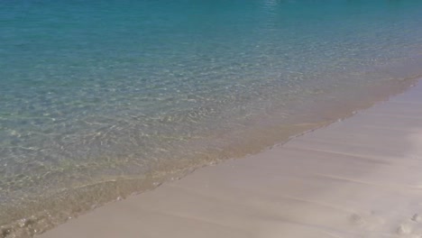 Vídeo-Estático-De-Suaves-Olas-En-Una-Playa-De-Hoopers-Bay-En-Exuma,-Bahamas