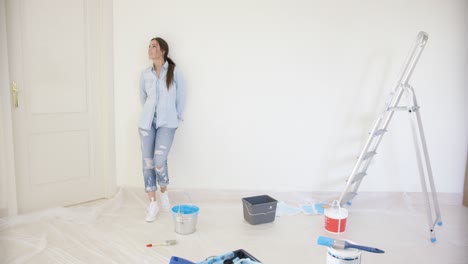 una mujer joven visualizando la redecoración de su casa.