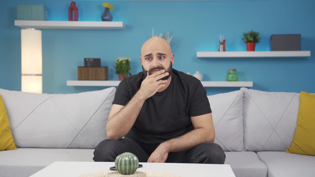 L'uomo pessimista è confuso a casa.