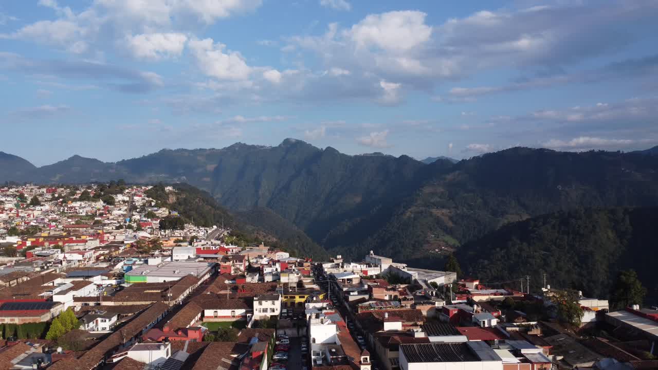 barrancos cerca de la ciudad de zacatlán llenos de casas tradicionales con techos de azulejos rojos, puebla, méxico, vista aérea