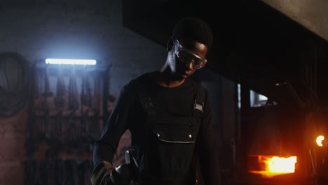 trabajador metalúrgico moliendo metal en un taller