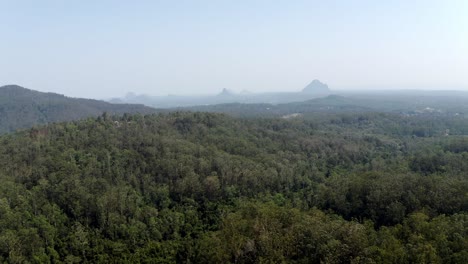 Vista-Panorámica-De-Las-Montañas-De-La-Casa-De-Cristal-Con-Crestas-En-Un-Denso-Bosque-Durante-La-Mañana-Nublada-En-La-Costa-Del-Sol,-Queensland,-Australia