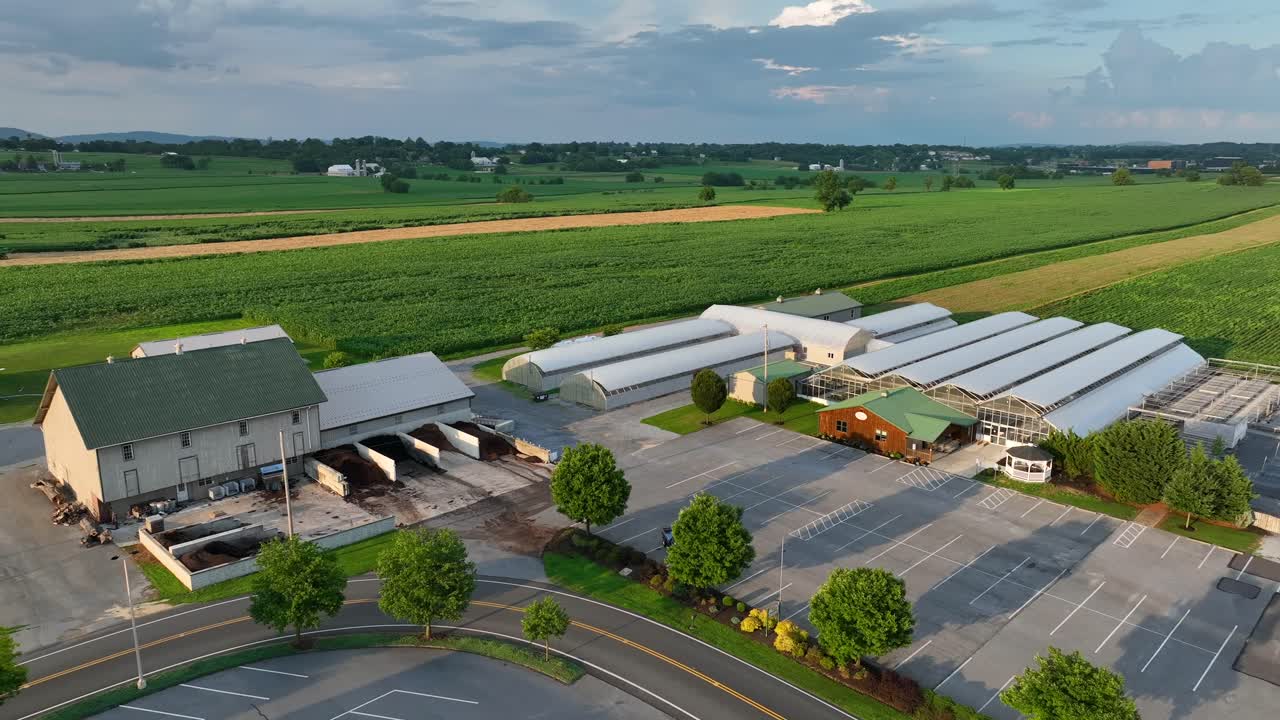 tierras de cultivo americanas durante el atardecer de verano